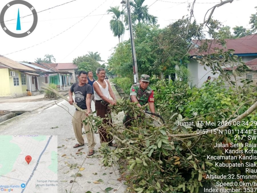Babinsa dan Warga Kandis Bersihkan Jalan, Akses Lingkungan Kembali Lancar