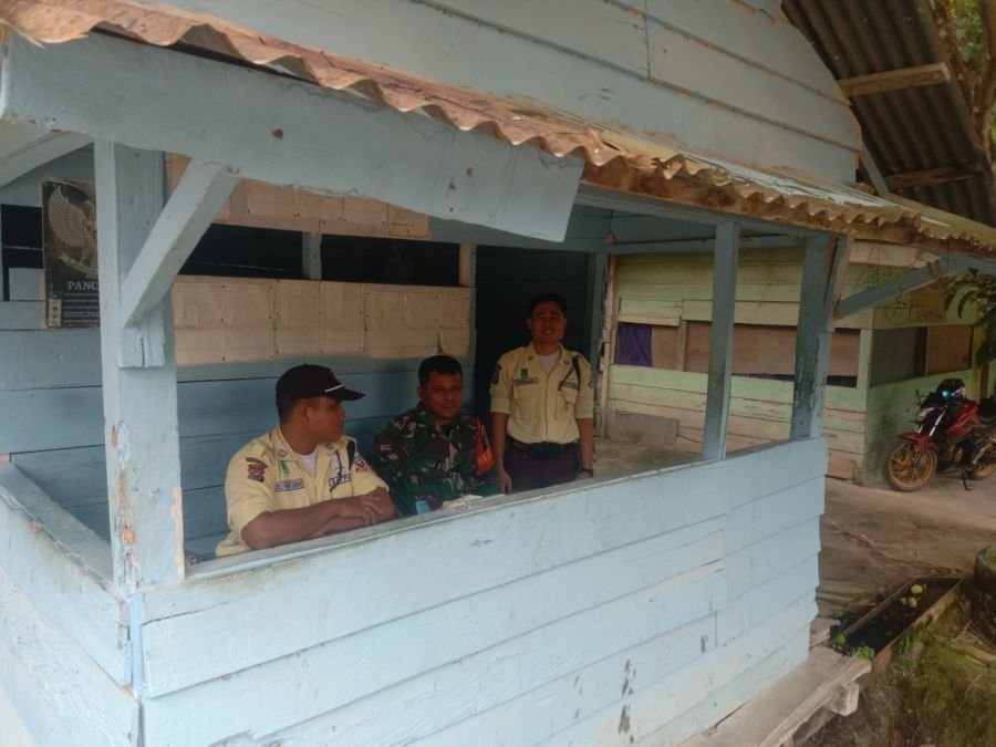 Babinsa dan Warga Kepenuhan Tengah Perkuat Kekompakan Lewat Komsos.