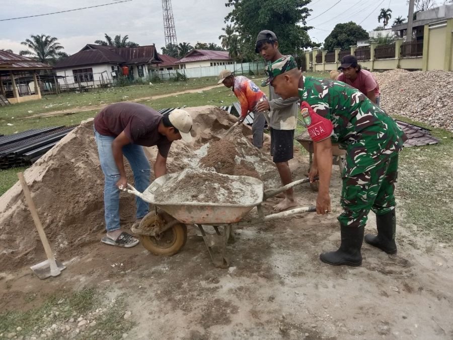 Babinsa dan Warga Kompak Bangun Gedung MDA di Pengalihan