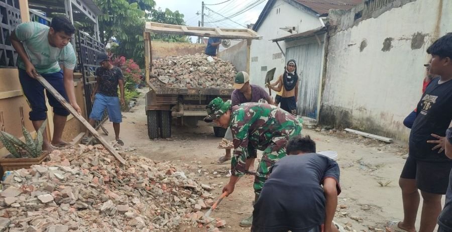 Babinsa dan Warga Kompak Bangun Gorong-Gorong Demi Atasi Genangan Air