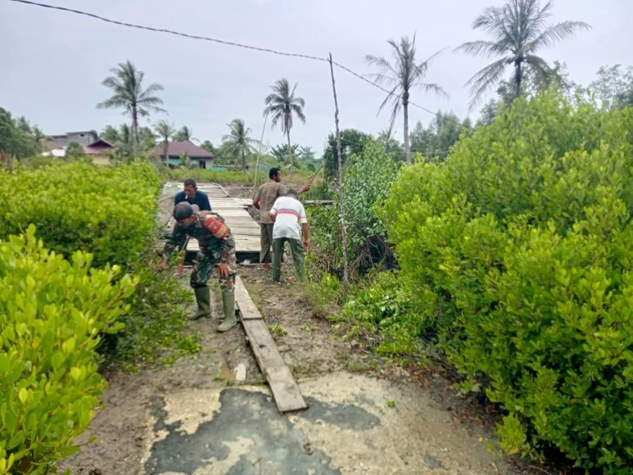 Babinsa dan Warga Kompak Bersihkan Bahu Jalan, Wujud Nyata Kepedulian di Desa Insit