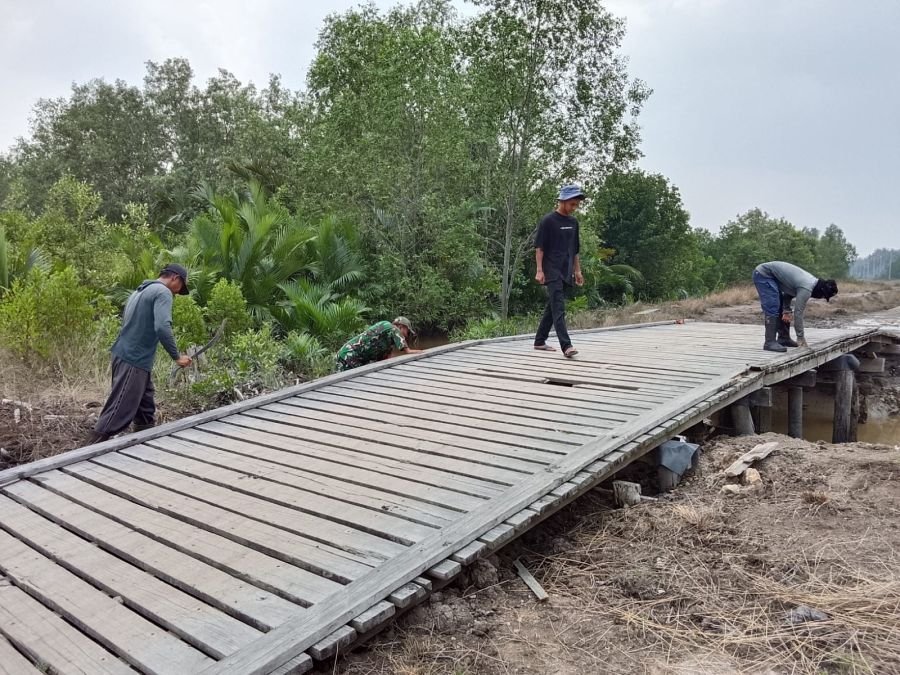 Babinsa dan Warga Kompak Gotong Royong, Jembatan Garuda Segera Dibangun di Rangsang