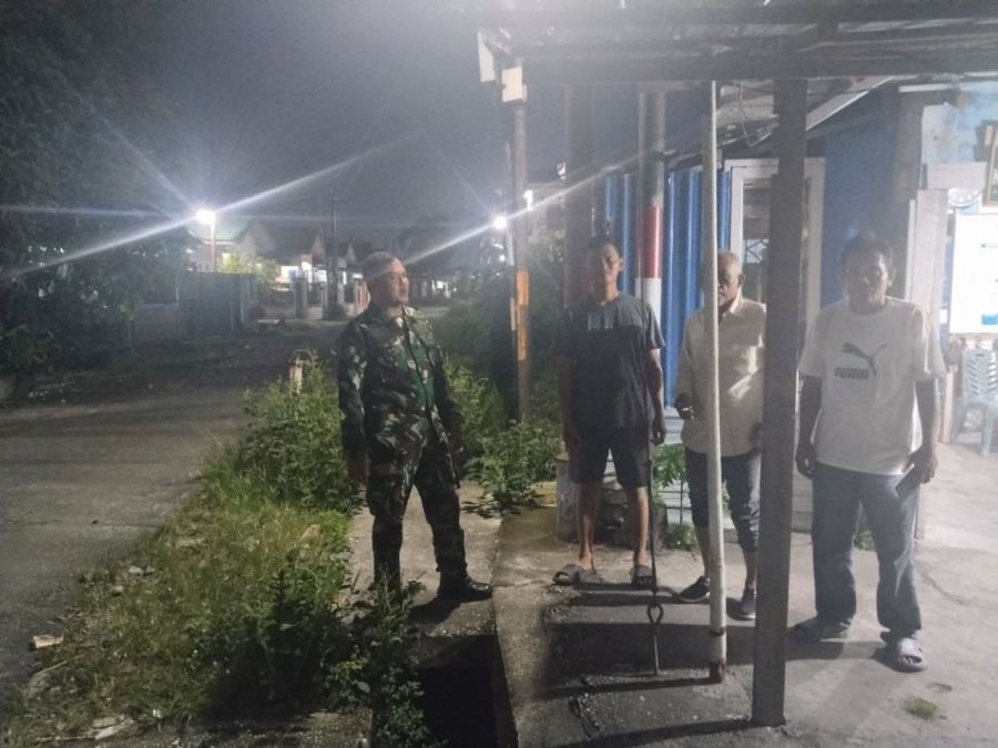 Babinsa dan Warga Kompak Ronda Malam, Perkuat Keamanan Lingkungan di Kelurahan Tampan