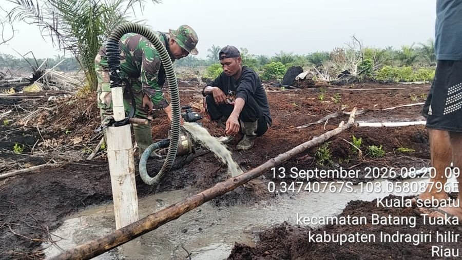 Babinsa dan Warga Kuala Sebatu Gotong Royong Bangun Sumur Bor Karhutla