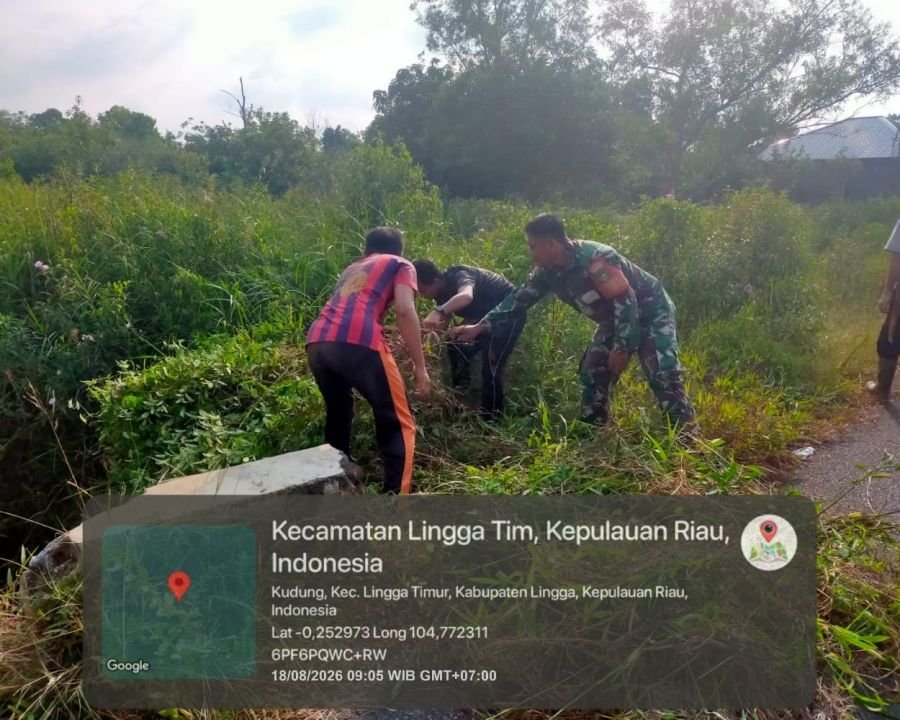 Babinsa dan Warga Kudung Bersihkan Parit, Perkuat Semangat Gotong Royong