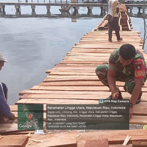 Babinsa dan Warga Limbung Gotong Royong Perbaiki Tambatan Perahu yang Rusak