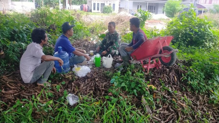 Babinsa dan Warga Maharatu Bangun Kedekatan Lewat Komsos Santai di Lapangan