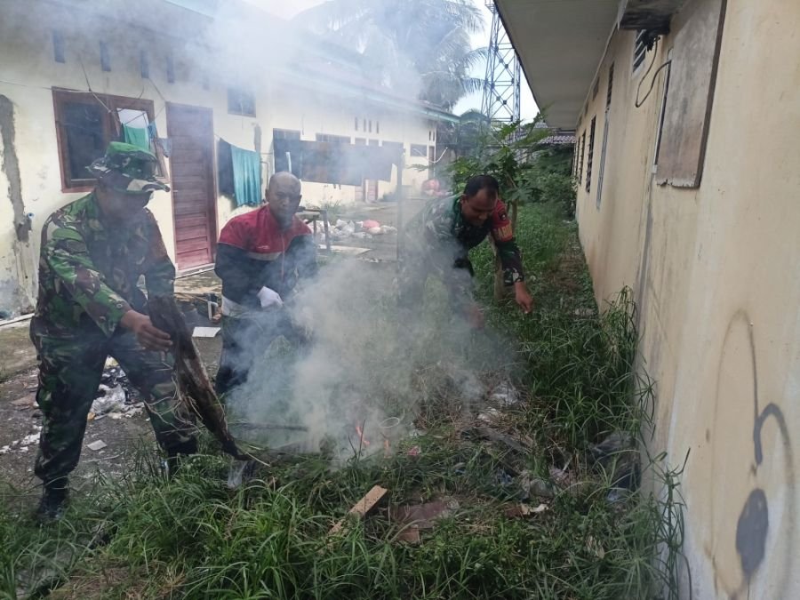 Babinsa dan Warga Maharatu Kompak Gelar Bakti Sosial di Masjid Nurul Ihsan