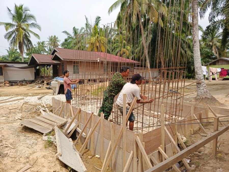 Babinsa dan Warga Mantapkan Persiapan Pengecoran Pondasi Jembatan Garuda