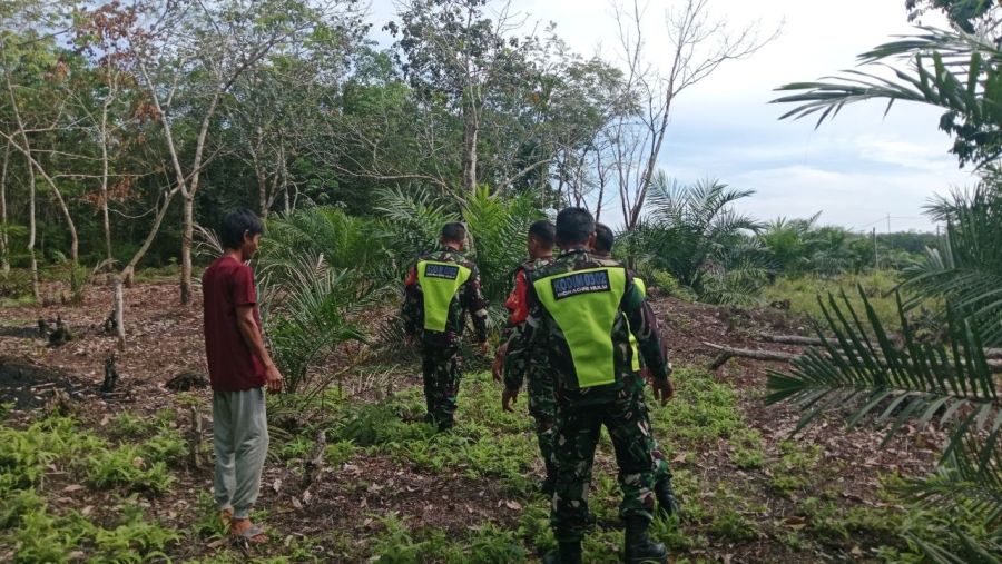 Babinsa dan Warga Muaro Sentajo Perkuat Patroli Cegah Karhutla