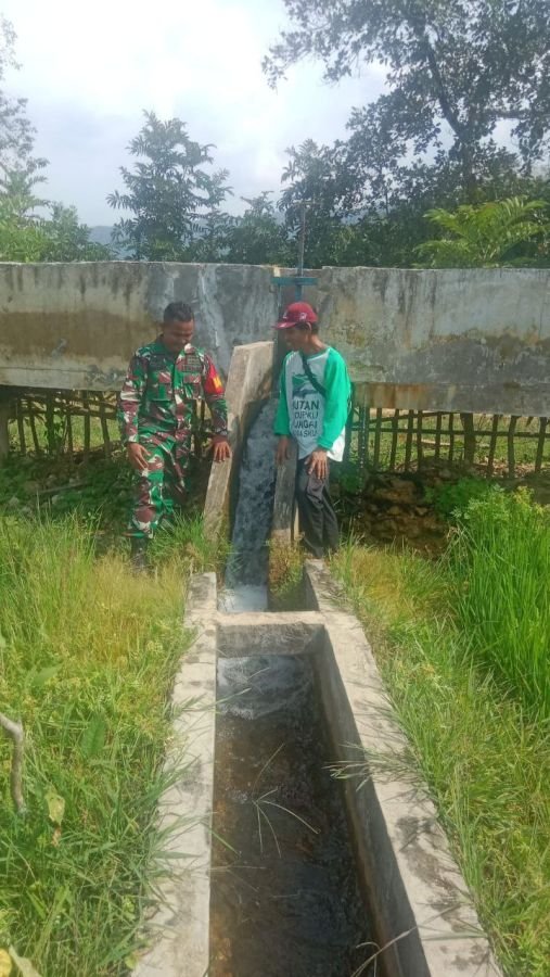 Babinsa dan Warga Pangkalan Indarung Cek Irigasi, Antisipasi Gangguan Aliran Air
