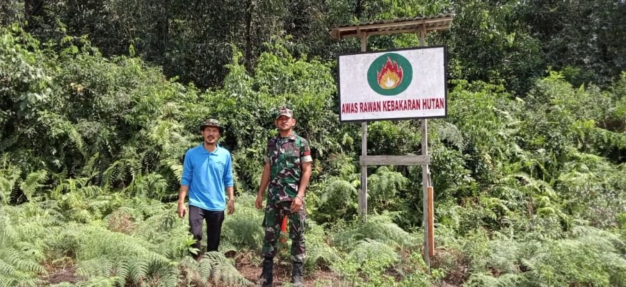 Babinsa dan Warga Patroli Karhutla di Tanjung Padang