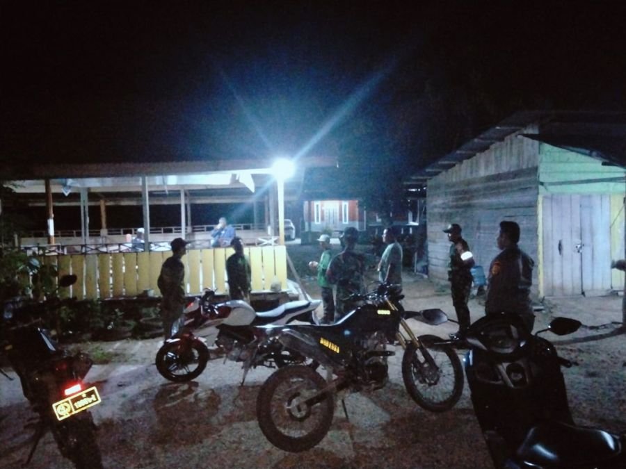 Babinsa dan Warga Patroli Siskamling, Jaga Keamanan Kampung Tetap Kondusif