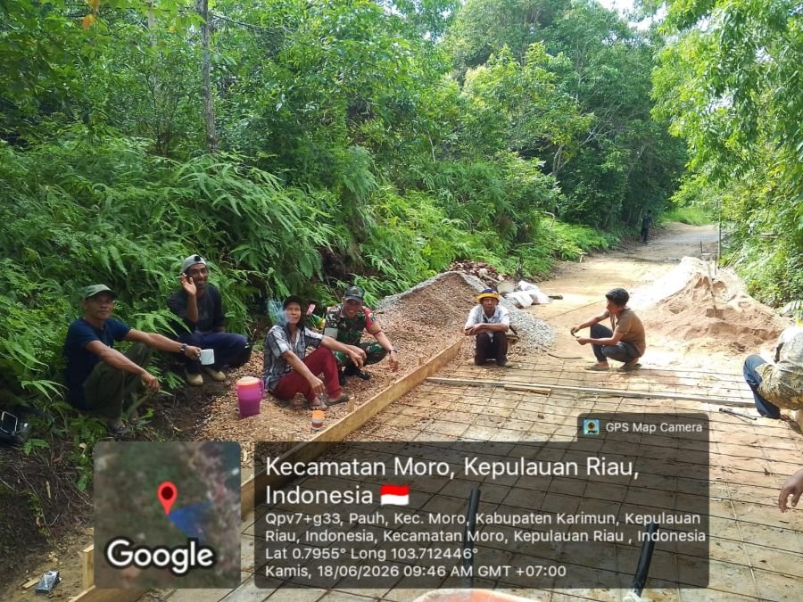 Babinsa dan Warga Pauh Kompak Bangun Jalan Demi Mobilitas