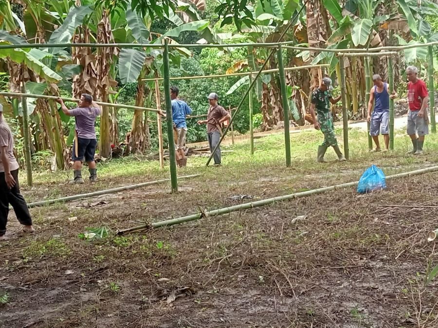 Babinsa dan Warga Pendalian Gotong Royong Siapkan Sarana Penyembelihan Hewan Kurban