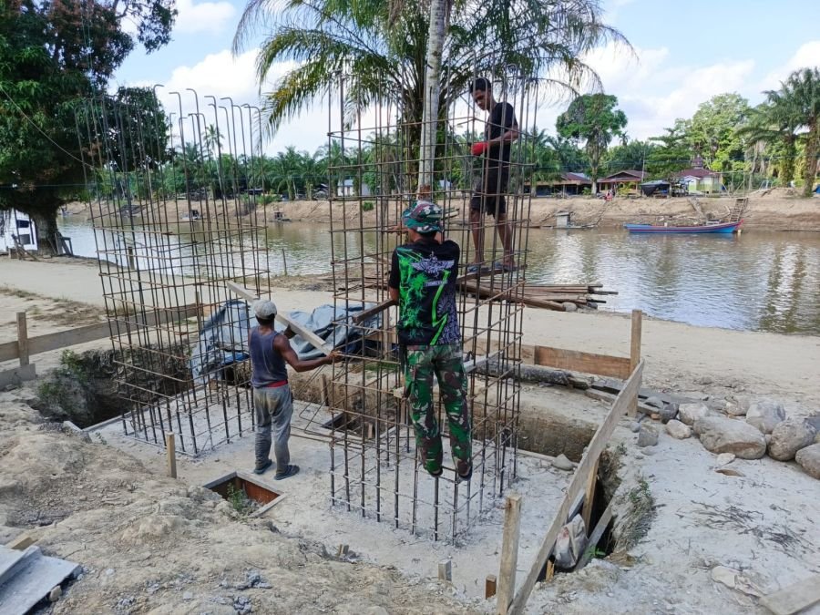 Babinsa dan Warga Percepat Pembangunan Jembatan Garuda, Tahap Perakitan Pilar Besi Terus Digenjot