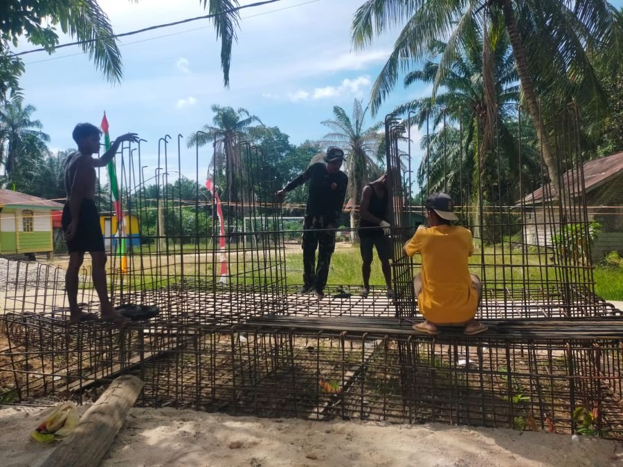 Babinsa dan Warga Percepat Perakitan Struktur Jembatan Garuda di Desa Air Hitam