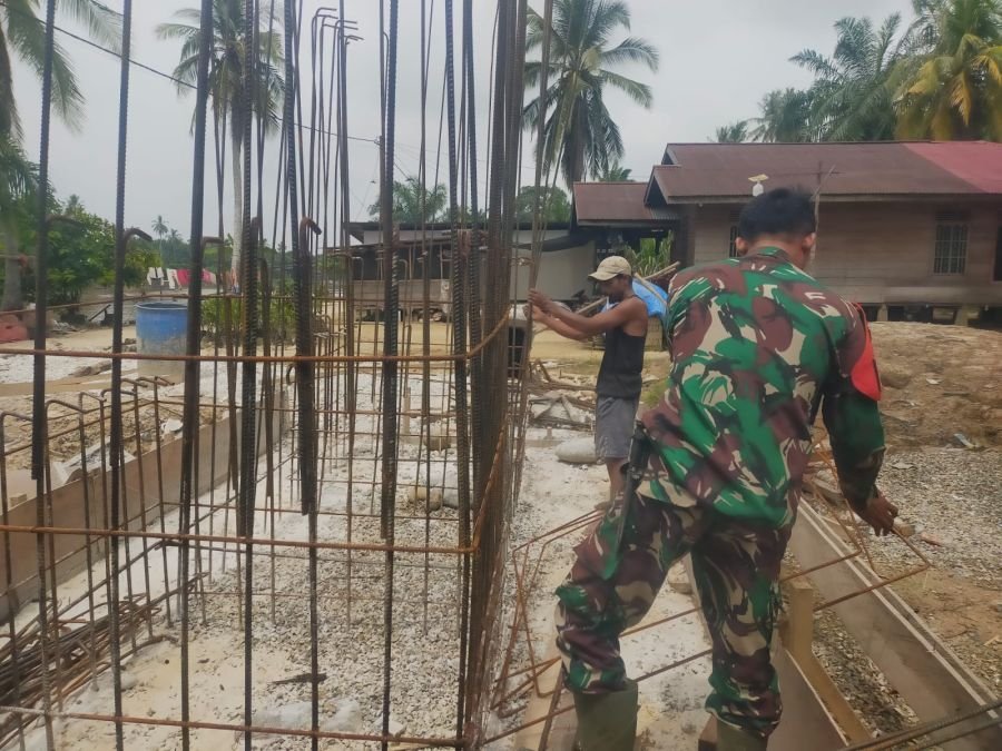 Babinsa dan Warga Percepat Perakitan Tulangan Pondasi Jembatan Garuda