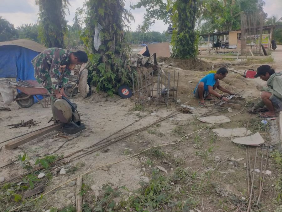 Babinsa dan Warga Percepat Perakitan Besi Pondasi, Pembangunan Jembatan Garuda Terus Berjalan