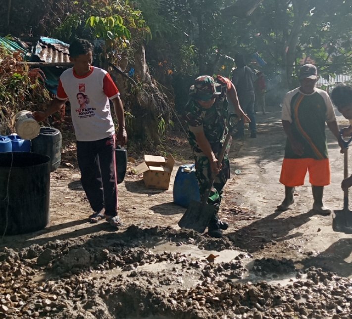Babinsa dan Warga Percepat Semenisasi Akses Makam Kampung Hilir