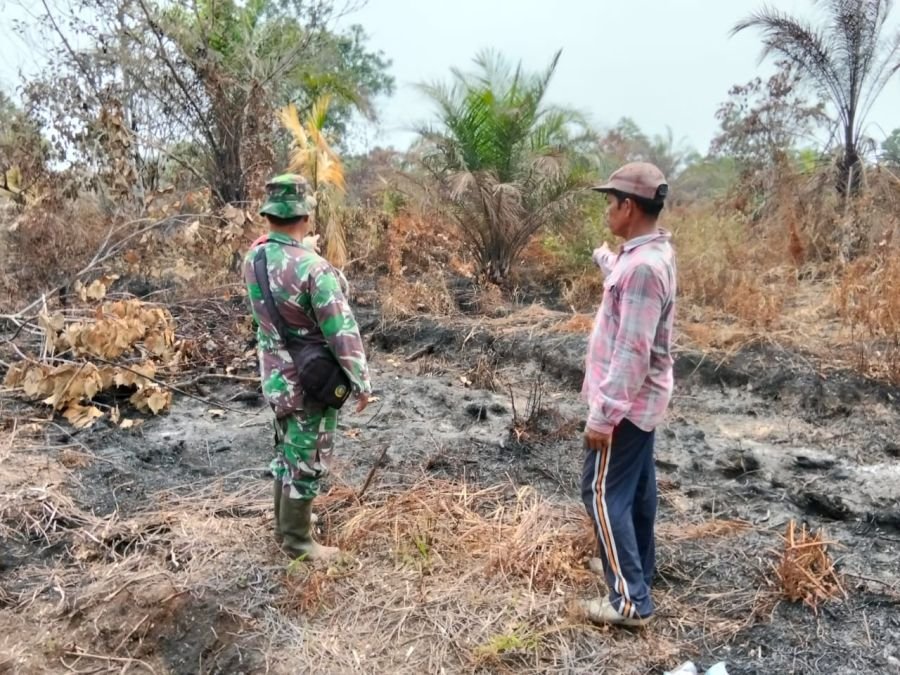 Babinsa dan Warga Perkuat Pengawasan Pascakebakaran di Kawasan Rawan Karhutla