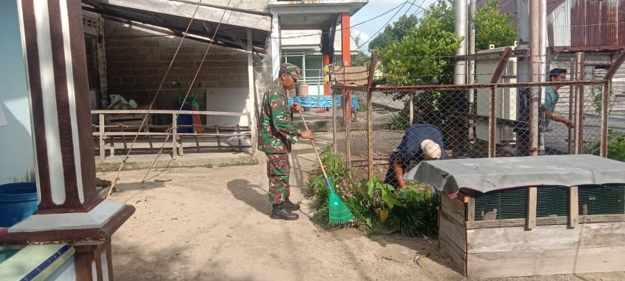 Babinsa dan Warga Pulau Duyung Gotong Royong Bersihkan Lingkungan, Perkuat Kemanunggalan TNI-Rakyat