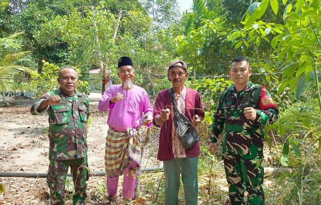 Babinsa dan Warga Sawang Laut Cek Sumber Air Bersih