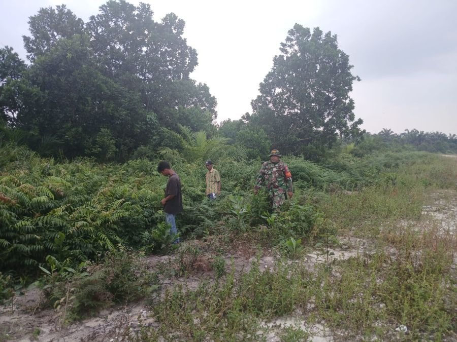 Babinsa dan Warga Sisir Lahan Rawan, Desa Lubuk Gaung Dipastikan Nihil Karhutla