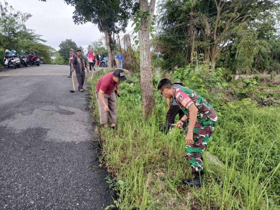 Babinsa dan Warga Sukamulia Gotong Royong, Wujud Nyata Kebersamaan Menjaga Lingkungan