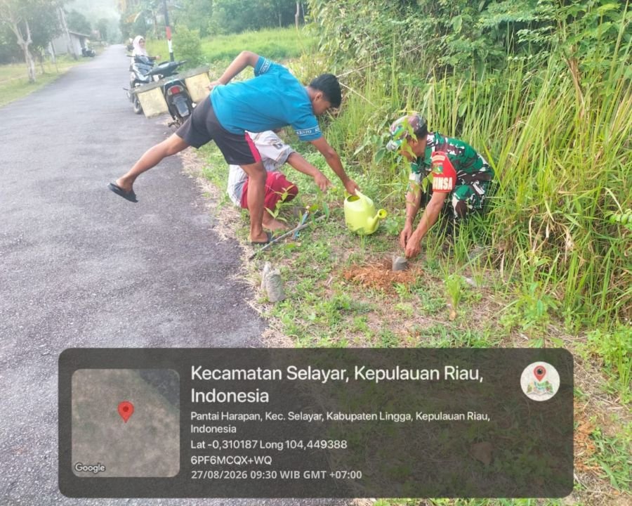 Babinsa dan Warga Tanam Pohon di Perbatasan Desa Penuba-Pantai Harapan, Dorong Penghijauan Lingkunga