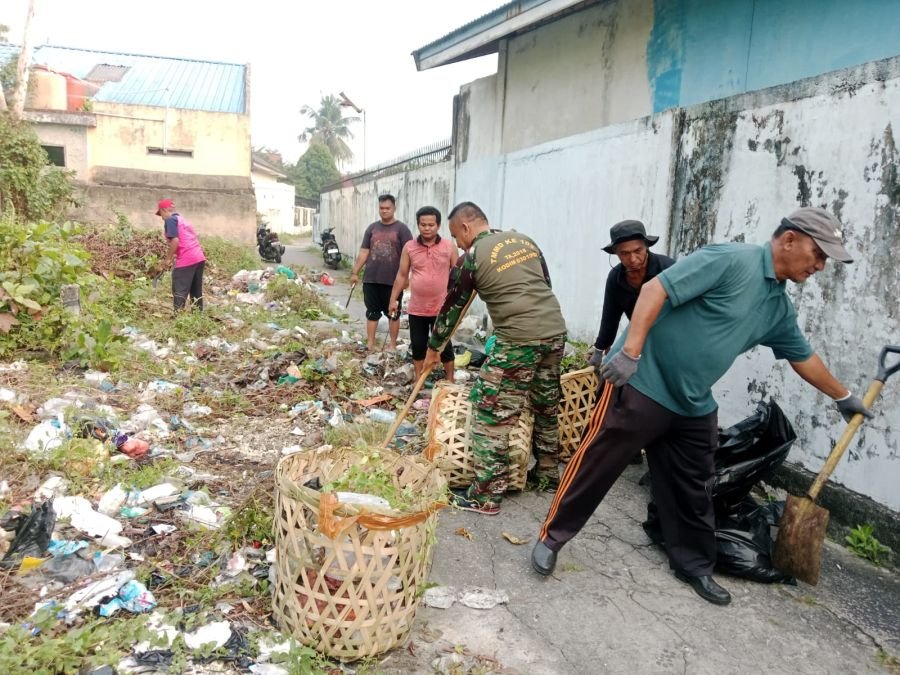 Babinsa dan Warga Tangkerang Timur Bersatu Bersihkan Lingkungan, Tutup Lokasi Sampah Liar