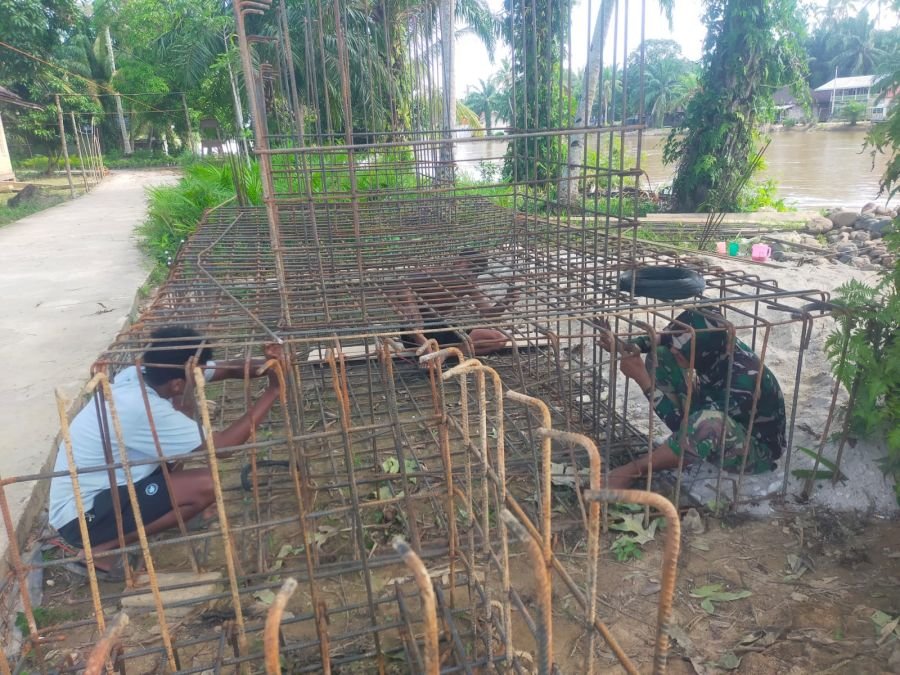Babinsa dan Warga Terus Kebut Pembangunan Jembatan Garuda di Desa Air Hitam