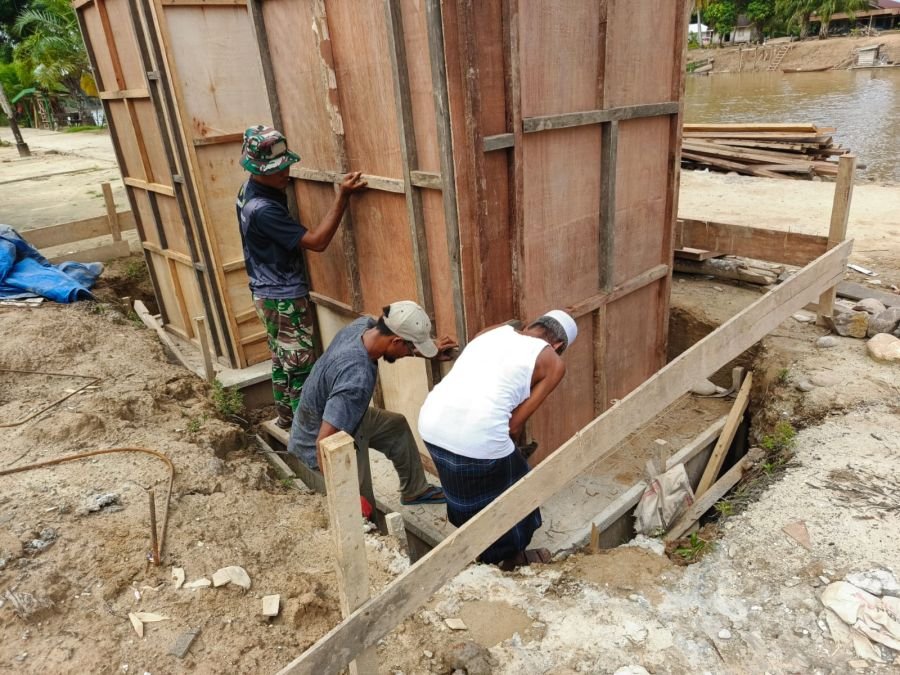 Babinsa dan Warga Terus Kebut Pembangunan Jembatan Garuda di Air Hitam