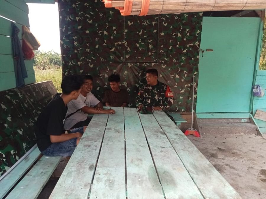 Babinsa Darul Aman Perkuat Karakter Pemuda Lewat Komsos Humanis
