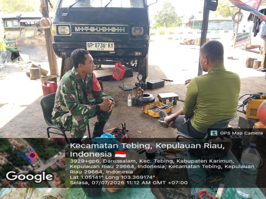 Babinsa Darussalam Ingatkan Keselamatan Kerja Lewat Komsos Humanis