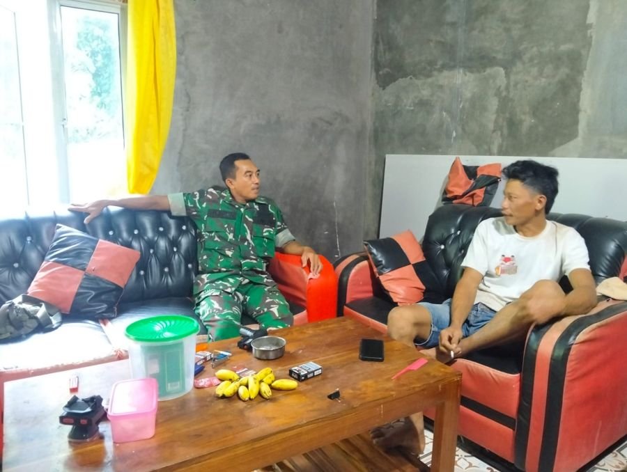 Babinsa Darussalam Perkuat Sinergi RT Lewat Komunikasi Sosial