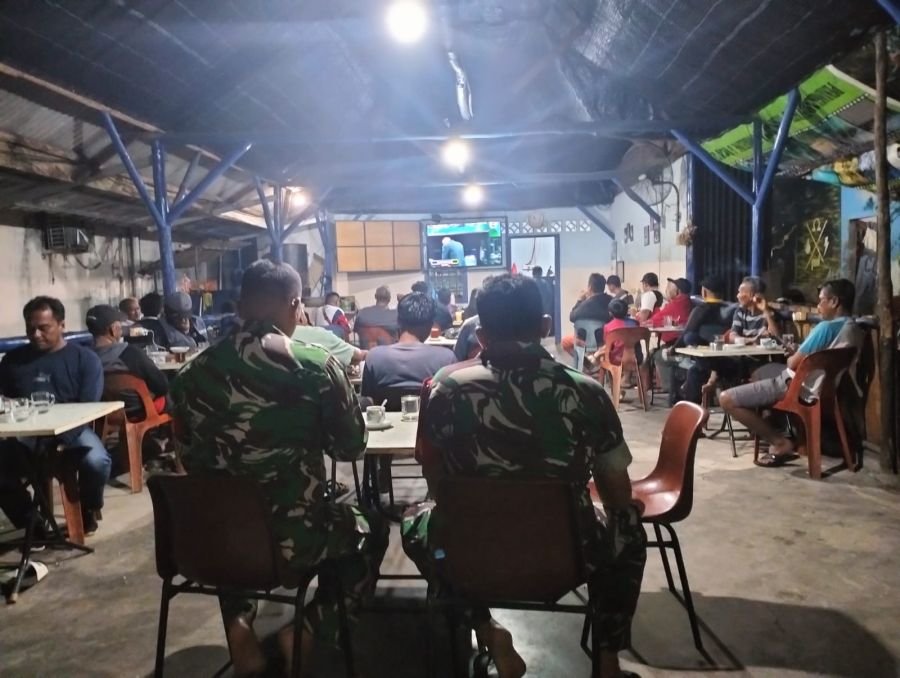 BABINSA DENDUN DAN KIJANG KOTA GELAR NOBAR PIALA DUNIA BERSAMA WARGA