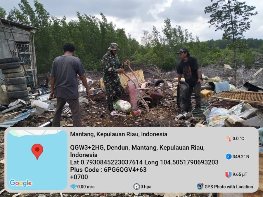 Babinsa Dendun Gerakkan Warga Bersihkan Tumpukan Pasir dan Sampah di Jalan Raya