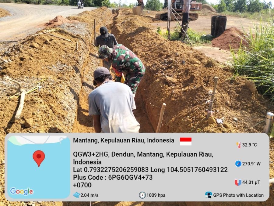 BABINSA DENDUN PIMPIN GOTONG ROYONG BERSIHKAN PARIT DAN SELOKAN TERSUMBAT.