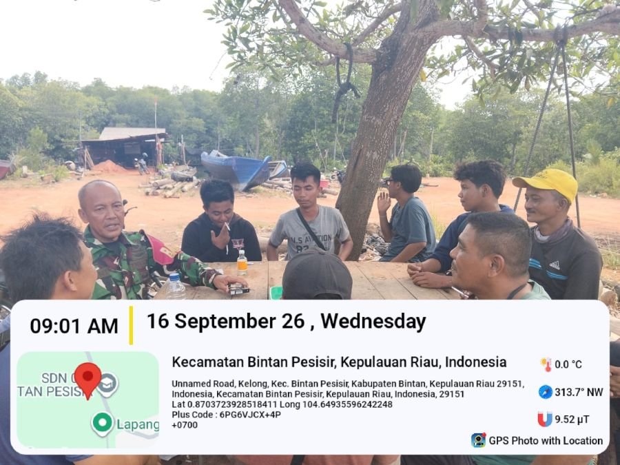 Babinsa Desa Air Glubi Berikan Himbauan Keselamatan Kepada Masyarakat Pesisir