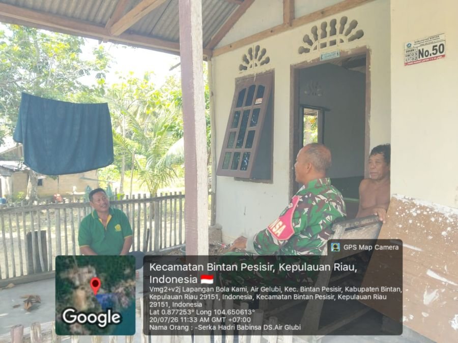 Babinsa Desa Air Glubi Himbau Warga Pesisir Waspada Angin Kencang dan Hujan