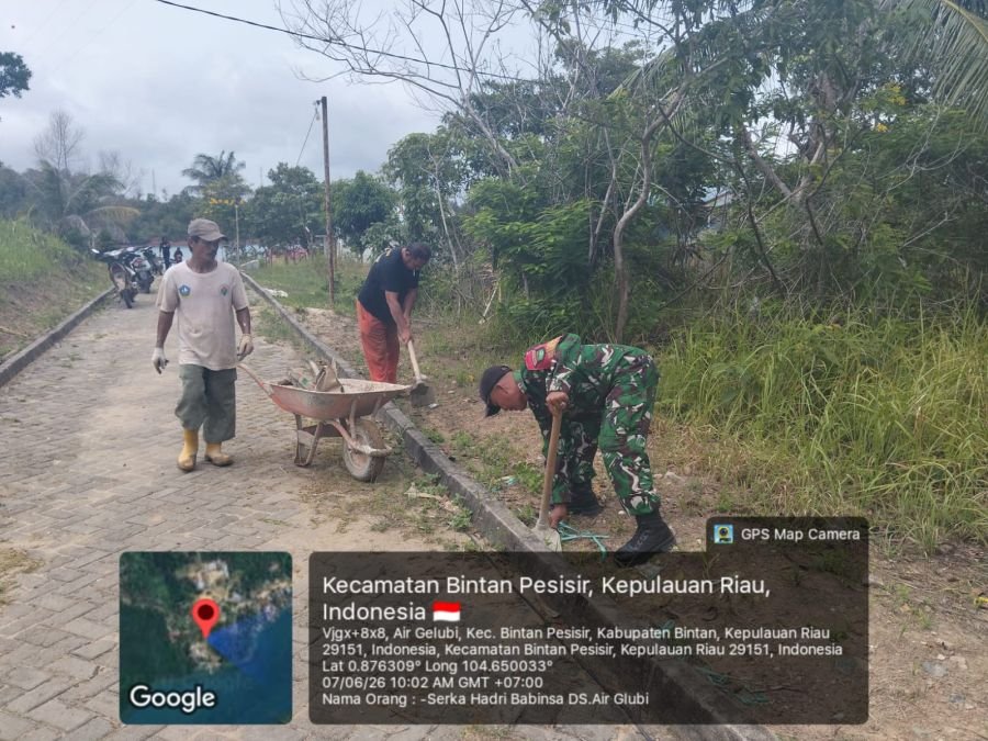 Babinsa Desa Air Glubi Ikut Serta Gotong Royong Bersama Warga.