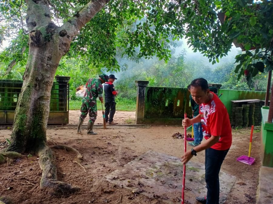 Babinsa desa Batu Kacang Koptu Erwin Siagian bersama warga Goro bersihkan kantor desa Batu kacang
