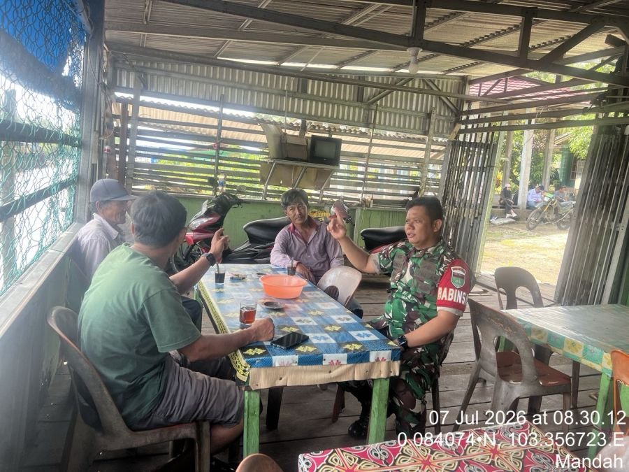BABINSA DESA BENTE DARI KORAMIL 08/MANDAH, KOPDA HENDRI, MELAKSANAKAN KEGIATAN KOMSOS DI KANTOR DESA