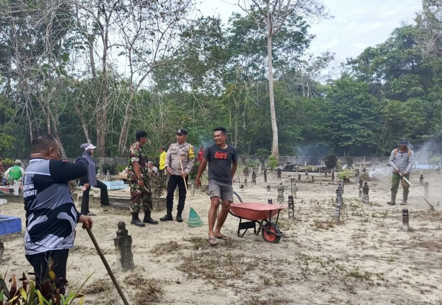 Babinsa desa Berindat melaksanakan Goro bersama warga di pemakaman umum