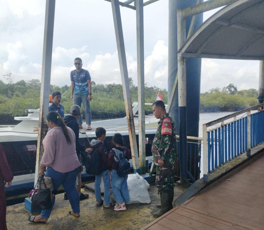 Babinsa Desa Binjai Sertu Suwadi, personel Koramil 03/Sedanau, melaksanakan kegiatan Pengamanan (PAM