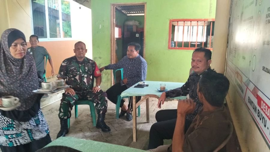 Babinsa Desa Bintan Buyu Serma Herianto Koordinasi dengan Perangkat Desa Terkait Dampak Kabut Asap.