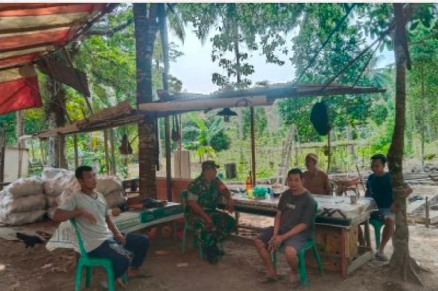 Babinsa Desa Ceruk Aktif Jalin Komsos, Ajak Warga Jaga Kamtibmas dan Cegah Karhutla