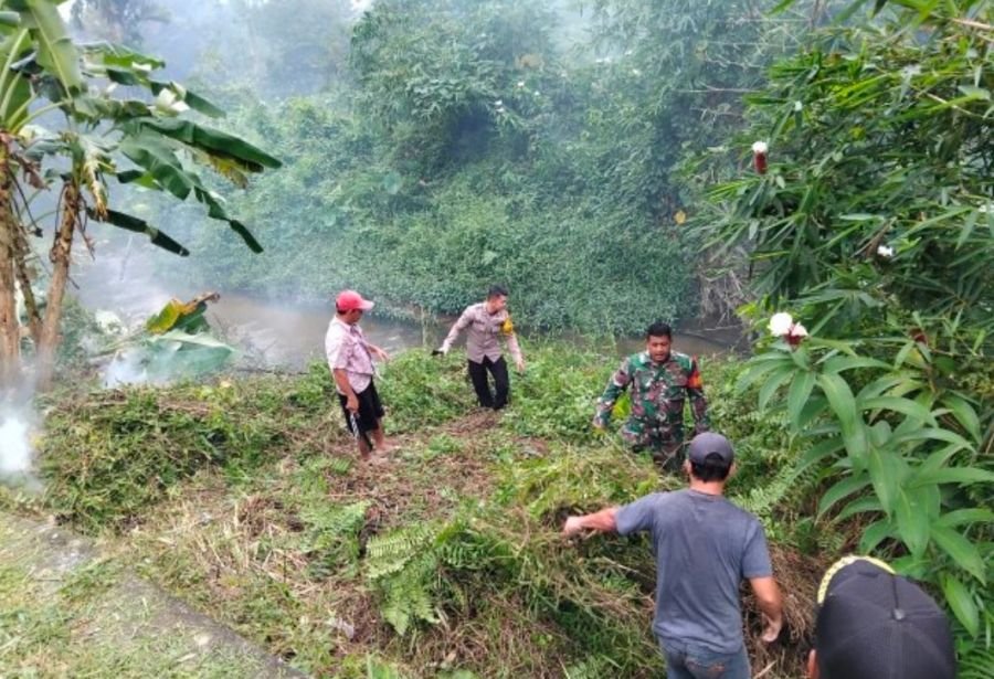Babinsa Desa Ceruk Bersama Bhabinkamtibmas dan Warga Gotong Royong Bersihkan Pinggiran Sungai