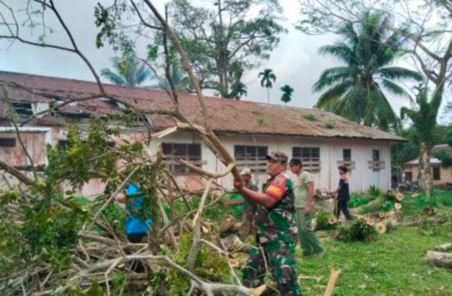 BABINSA DESA CERUK BERSAMA WARGA GOTONG ROYONG TEBANG POHON TUA, WUJUD NYATA KEPEDULIAN LINGKUNGAN